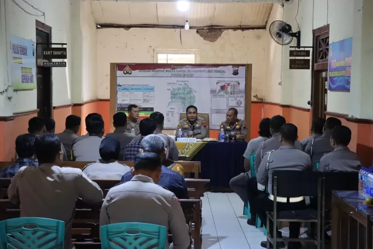 Kapolres Kendal memberikan arahan kepada anggota Polsek Weleri sekaligus mengecek sarana dan prasarana di mapolsek.  (edi prayitno/kontributor kendal)