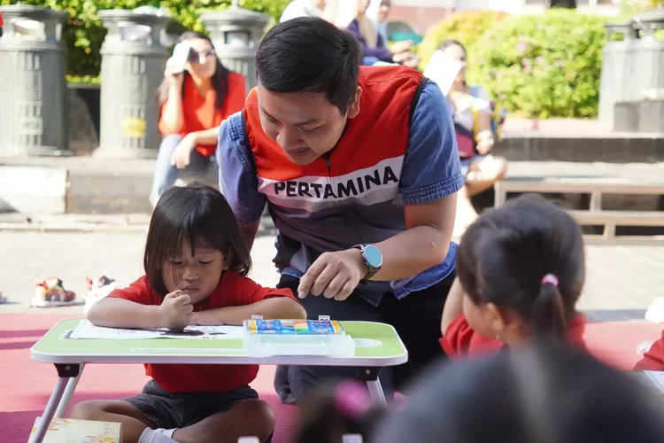 PT Pertamina Patra Niaga Regional JBT melalui Integrated Terminal Semarang melaksanakan pemberian makanan tambahan kepada 50 anak rawan stunting di Kota Lama Semarang m Sabtu 3 Agustus 2024. (dok Pertamina Patra Niaga JBT.)