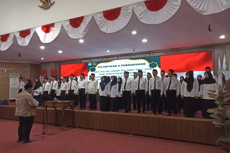 Pengurus MGMP yang dilantik dan dikukuhkan Sabtu 03 Agustus 2024 di Gedung DPRD Kendal.  (edi prayitno/kontributor Kendal)