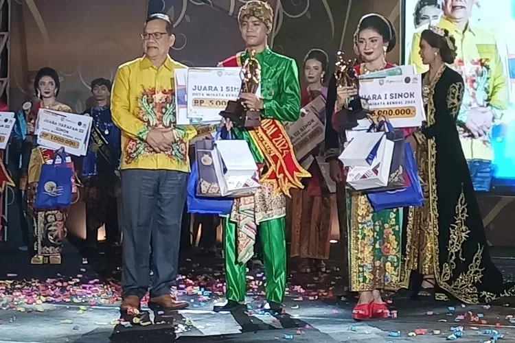 Staf ahli bupati Kendal memberikan slempang kepada sinang-sinok duta wisata Kendal 2024.  (edi &nbsp;prayitno/kontributor Kendal)