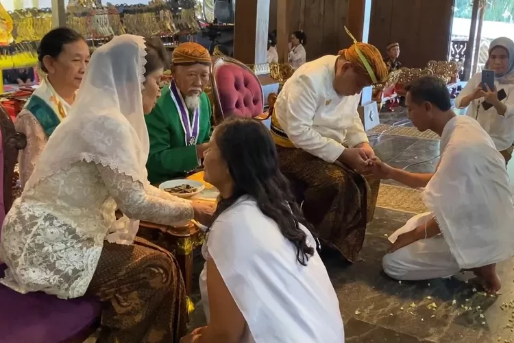 Kanjeng Raden Aryo Wangsit Setyo Nagoro melakukan ruwatan di Kriya Inggil Karaton Amarta Bumi sekatul Limbangan.  (edi prayitno/kontributor kendal)