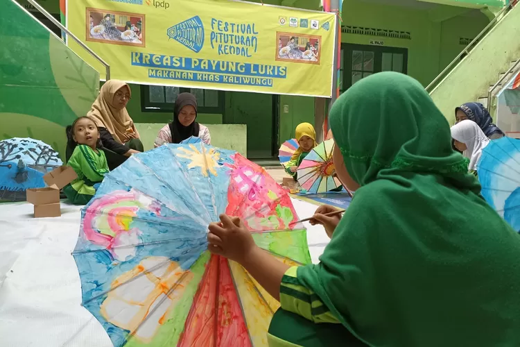 Anak-anak melukis payung kertas di festival pituturan kendal putaran keenam di Pungkuran Kaliwungu Minggu 04 Agustus 2024. &nbsp; (edi prayitno/kontributor Kendal)