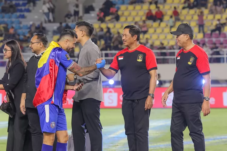 Penjabat (Pj) Gubernur Jawa Tengah, Nana Sudjana di sela-sela pertandingan final Piala Presiden 2024 antara Borneo FC melawan Arema FC di Stadion Manahan,  Minggu, 4 Agustus 2024.  (dok Humas Jateng.)