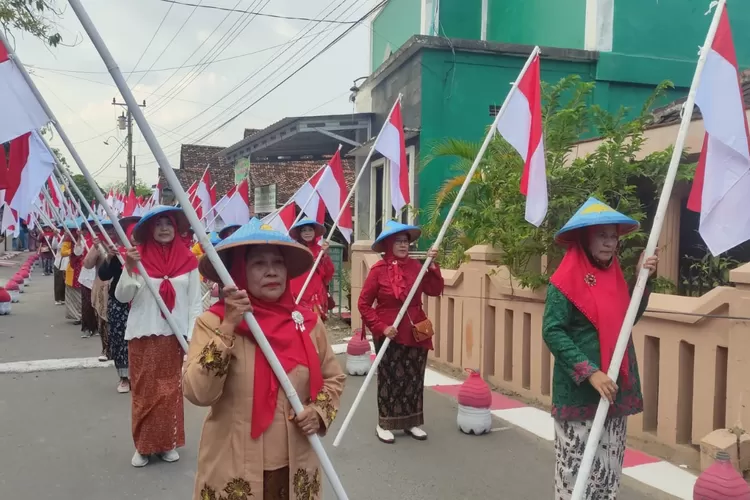 Pengibaran 103 bendera merah putih di Kelurahan Bugangin Kendal.  (edi prayitno/kontributor kendal)
