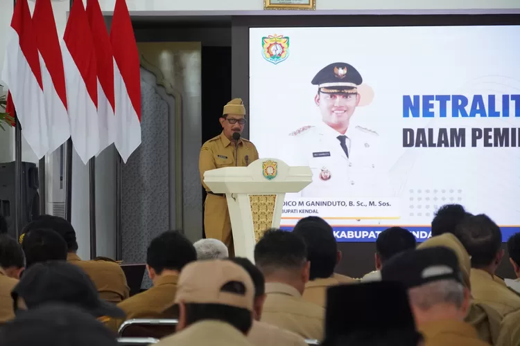 Sekda Kendal memberikan arahan kepada kepala desa dalam sosialisasi netralitas aparatur Pemerintah Desa dalam Pemilihan Umum Bupati dan Wakil Bupati Kendal, di Pendopo Tumenggung Bahurekso, Senin 5 Agustus 2024.  (edi prayitno/kontributor kendal)
