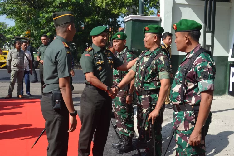 Danrem 073/Makutarama saat kunjungan kerja ke Kodim 0715 Kendal dan memberikan arahan kepada anggota Kodim Kendal.  (edi prayitno/kontributor kendal  &nbsp;)