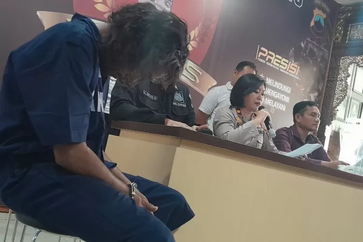 Faisal Zen saat diamankan di Polrestabes Semarang. Dia membakar motor istrinya karena cemburu. (Ayosemarang.com/ Audrian Firhannusa)