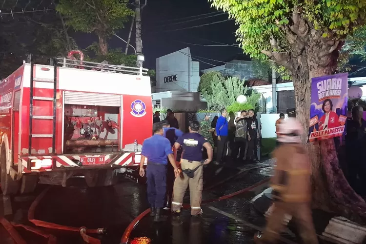 Petugas damkar masih memadamkan kebakaran di Jalah Gajah Mada Semarang. Api ternyata sudah diketahui pada sore hari. (Ayosemarang.com/ Audrian Firhannusa)