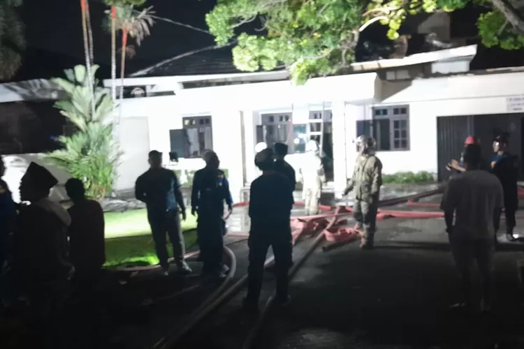 Petugas sedang memadamkan kebakaran di Jalan Gajah Mada Semarang. Api diduga dari korsleting. (Ayosemarang.com/ Audrian Firhannusa)