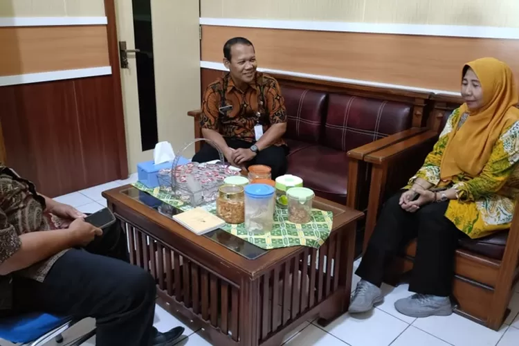 Sikoningsih, Ketua Ikatan Non-ASN Batang (Inasba) Kabupaten Batang saat berkoordinasi dengan BKD Batang terkait nasib tenaga honorer.  (Muslihun/Kontributor Batang)