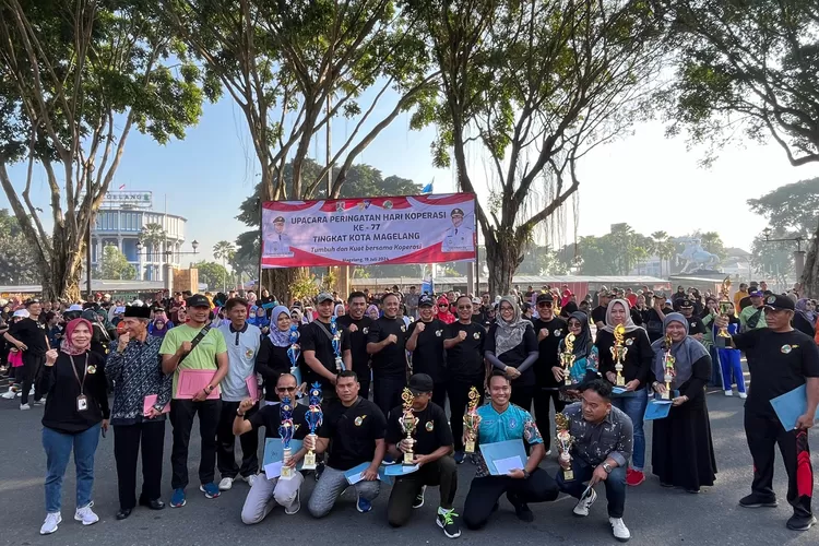 Bank Jateng Cabang Koordinator Magelang berpartisipasi dalam kegiatan gerak jalan dan senam bersama yang digelar di Alun-alun Kota Magelang. (dok Bank Jateng.)