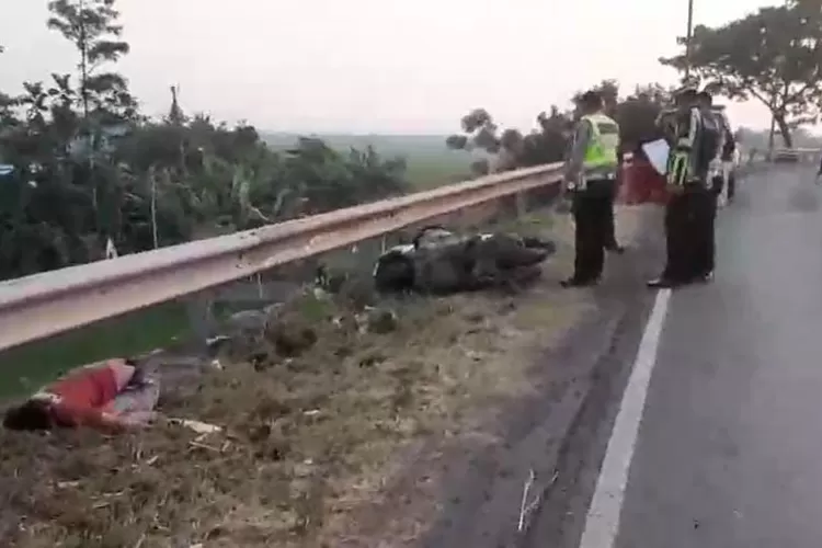 Polisi melakukan olah tempat kejadian kecelakaan di arteri weleri Selasa 6 Agustus 2024.  (edi prayitno/kontributor Kendal)