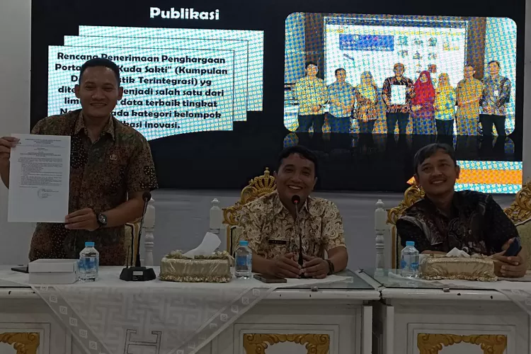 Diskominfo Kendal menunjukan hasil penilaian penilaian Desk Evaluasi Pemantauan Keberlanjutan dan Replikasi Inovasi Pelayanan Publik Tahun 2024 dari Kemnpan RB.  (edi prayitno/kontributor kendal)