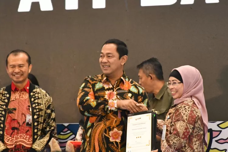 Kepala LKPP Hendrar Prihadi menyerah penghargaan Blangkon Award kepada Pj Bupati Batang, Lani Dwi Rejeki. (Muslihun kontributor Batang)