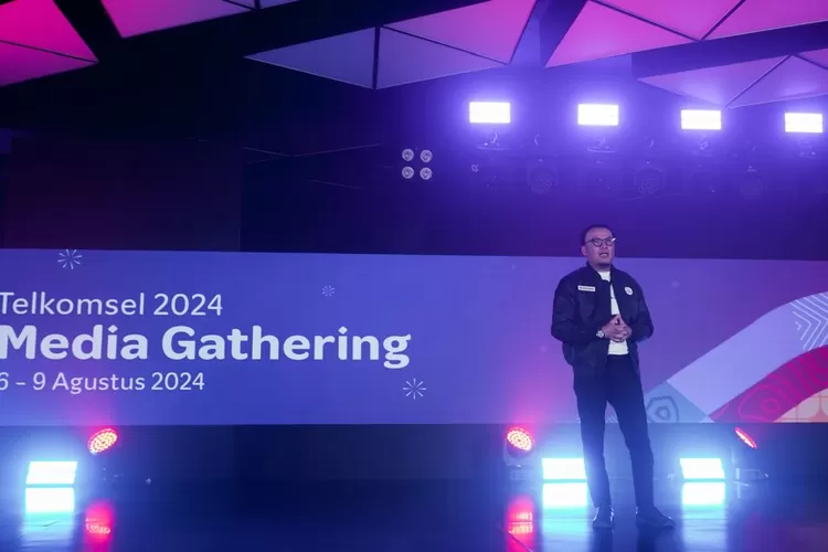 Direktur Utama Telkomsel, Nugroho  saat menyampaikan paparan pada acara Media Gathering Nasional 2024. (dok Telkomsel.)