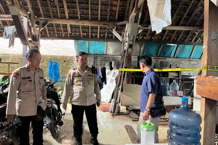 Polisi saat olah TKP di lokasi pria makan kucing di Gunungpati Semarang. Pelaku kini sudah diamankan. (Ayosemarang.com/ Audrian Firhannusa)