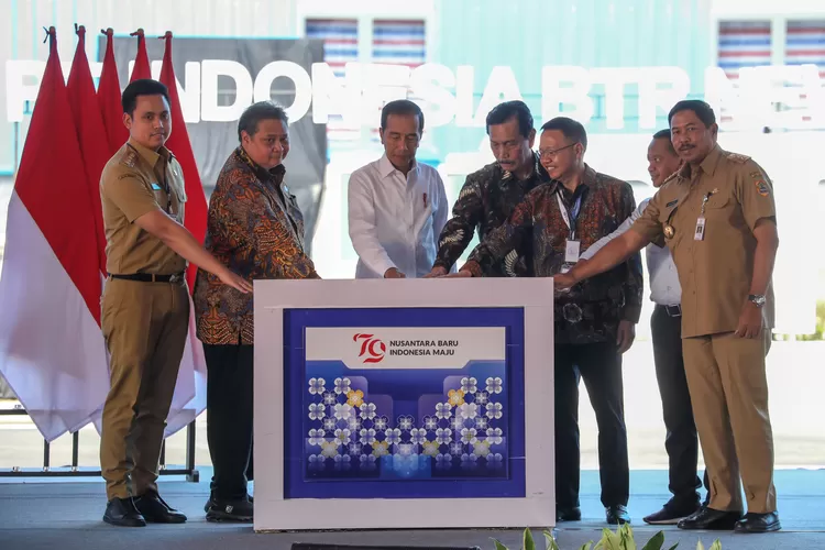 PJ Gubernur Jateng Nana Sudjana saat meresmikan Pabrik Anoda Baterai Litium di KEK Kendal. (Humas Jateng)