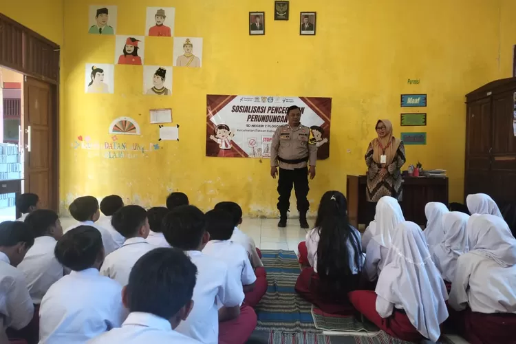 Anggota Bhabinkamtibmas Polsek Patean memberikan imbauan kepada siswa SD untuk jauhi bullying.  (edi prayitno/kontributor kendal)