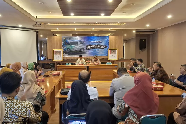 Sekda Kendal meluncurkan eMPPING PEDES untuk memudahkan pelayanan publik di pedesaan.  (edi prayitno/kontributor kendal  &nbsp;)