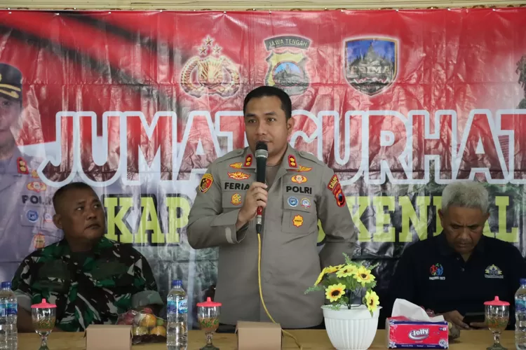 Kapolres Kendal AKBP Feri Kurniawan saat berdialog dengan warga Desa Kumpulrejo Kaliwungu dalam program Jumat Curhat.  (edi prayitno/kontributor kendal)