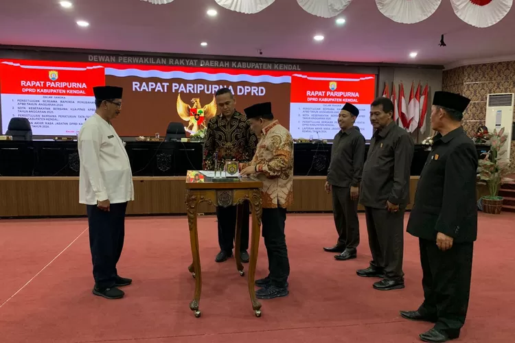 Penandatanganan persetujuan bersama Perda Perubahan APBD Kabupaten Kendal Tahun Anggaran 2024.  (edi prayitno/kontributor kendal)