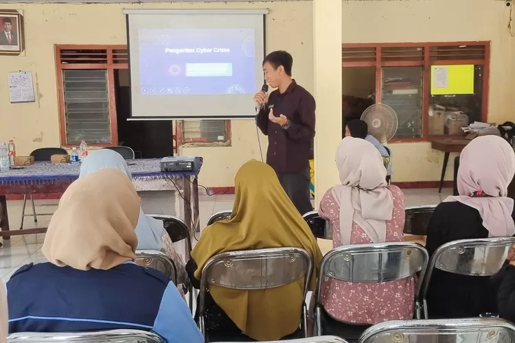 Menyampaikan materi: Septiadi Nugraha, seorang pranata komputer pada bidang Sistem Pemerintahan Berbasis Elektronik (SPBE) Diskominfo Batang. (Muslihun kontributor Batang)