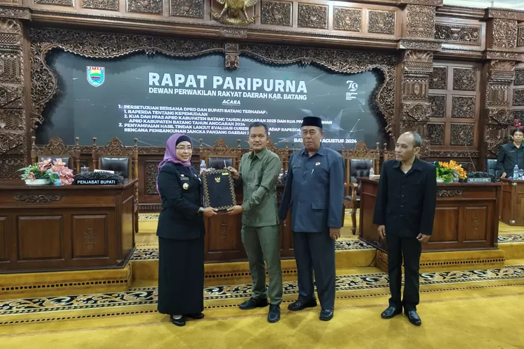 Ketua DPRD Kabupaten Batang Maulana Yusup saat menandatangani persetujuan bersama. (Muslihun kontributor Batang)