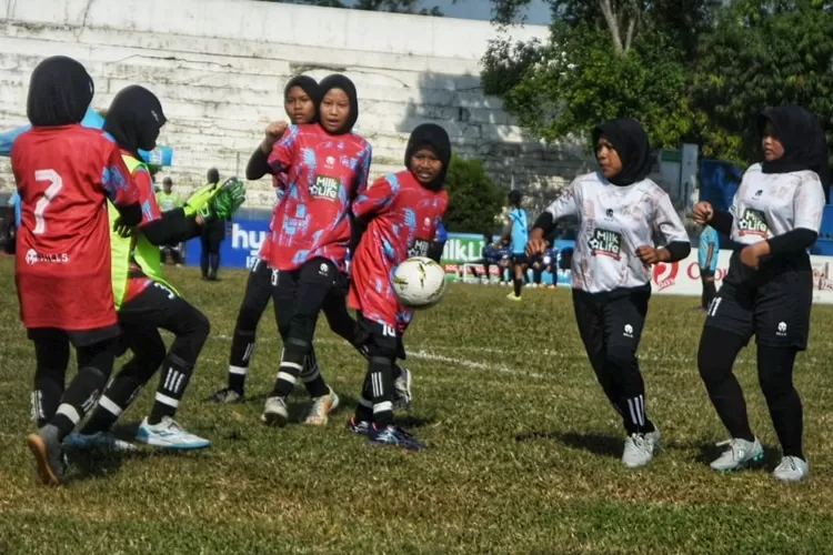 Salah satu aksi pesepakbola putri di Milklife Soccer Challenge 2024 Semarang. Para peserta berasal dari siswi SD.  (Ayosemarang.com/ Audrian Firhannusa)