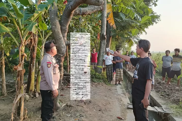 Polisi olah tempat kejadian warga yang tewas gantung diri di kebun belakang rumah.  (Dokumen polres kendal)