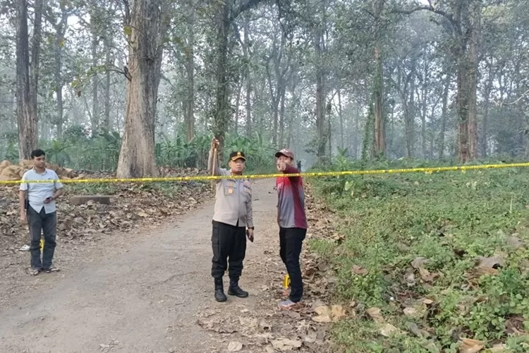 Kapolres Batang, AKBP Nur Cahyo sat tiba di TKP tawuran di Subah. (istimewa)