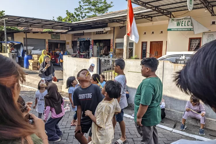 Anak-anak di lingkungan RT 4 RW 1 antusias mengikuti lomba 17 Agustusan (Ayosemarang/Audrian F)