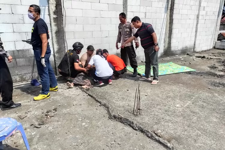 Polisi sedang mengevakuasi jenazah pria bertato yang gantung diri di Gunungpati Semarang. (Istimewa)