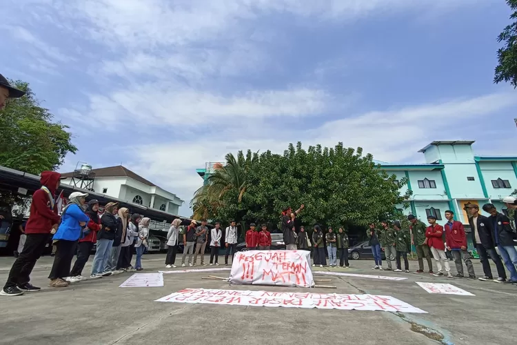 Sejumlah mahasiswa menggelar mimbar bebas di Gedung Dakwah Muhammadiyah Senin 12 Agustus 2024.  (edi prayitno/kontributor kendal)