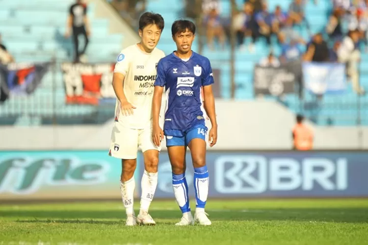 Riyan Ardiansyah saat berduel dengan pemain Persita. Pelatih PSIS Semarang menilai kekalahan lawan Persita hasil yang tidak adil.  (PSIS)