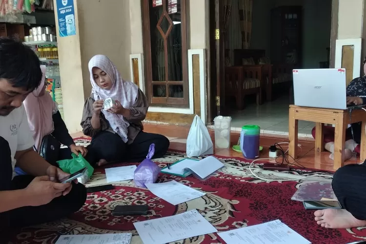 Petugas Halal Kemenag Batang melakukan pelayanan jemput bola Desa Ujungnegoro, Kecamatan Kandeman, Kabupaten Batang, Senin 12 Agustus 2024. (Muslihun kontributor Batang)