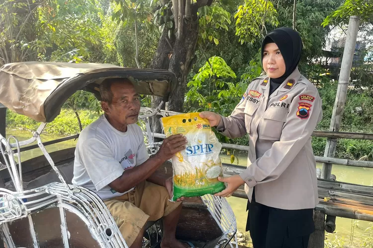 Polwan Polres Kendal membagikan paket sembako kepada warga yang membutuhkan.  (Dokumen humas polres kendal)