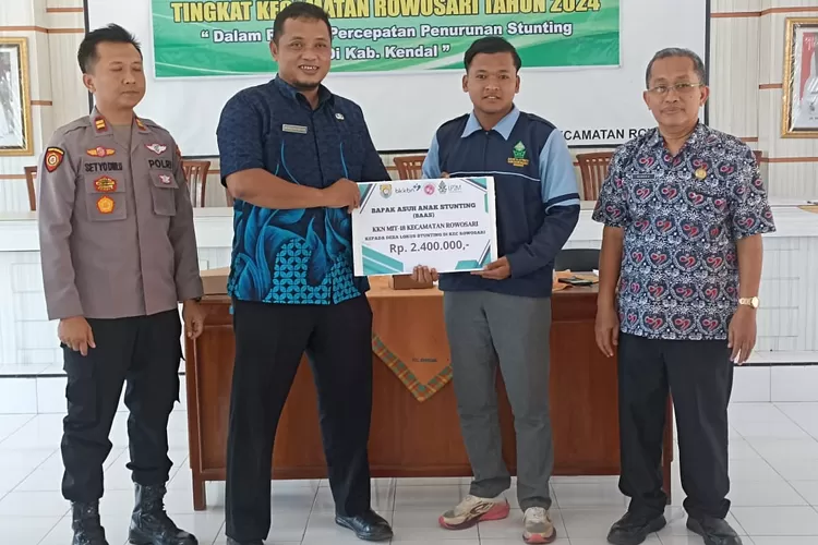 Mahasiswa KKN UIN Walisongo Komcat Rowosari memberikan bantuan untuk penanganan stunting.  (edi prayitno/kontributor Kendal)