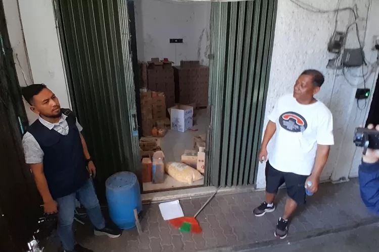 Polisi saat melakukan olah TKP di gudang makanan Jalan Siliwangi Semarang yang dirampok maling. Pelaku bawa kabur server CCTV.  (Ayosemarang.com/ Audrian Firhannusa)