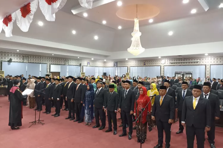Kepala Pengadilan Negeri Kendal mengambil sumpah 50 anggota DPRD Kabupaten kendal masa keanggotaan 2024-2029 di gedung DPRD Kendal Rabu 14 Agustus 2024.  (edi  prayitno/kontributor Kendal)