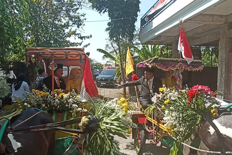 H Tardi dan anaknya Dedy Ashari Setyawan diarak menggunakan kereta kuda menuju gedung DPRD Kendal untuk diambil sumpahnya.  (edi prayitno/kontributor Kendal)