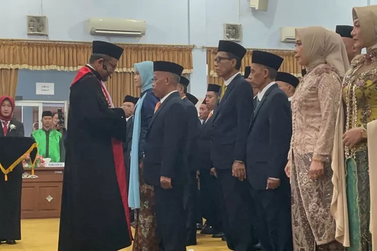 Penyematan lencana DPRD Kabupaten Batang oleh Ketua Pengadilan Negeri Batang (Muslihun/Kontributor Batang)