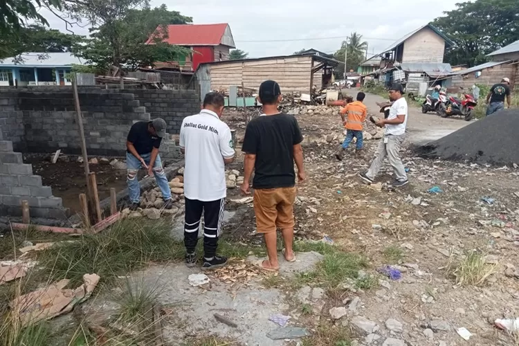 PT NHM Bersihkan dan Buatkan Bak Sampah di Pasar Malifut
