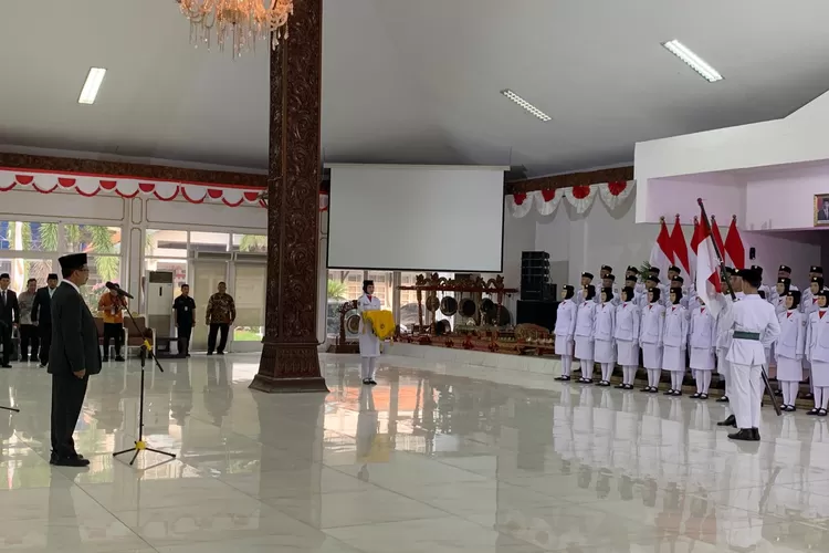 Anggota paskibra Kendal saat dikukuhkan oleh Sekda Kendal di Pendopo Tumenggung Bahurekso.  (edi prayitno/kontributor Kendal)