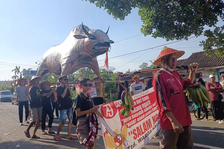 Patung sapi berukuran besar ikut dalam karnaval memperingati HUT kemerdekaan RI ke 79 Desa Sidokumpul Patean.  (edi prayitno/kontributor kendal)