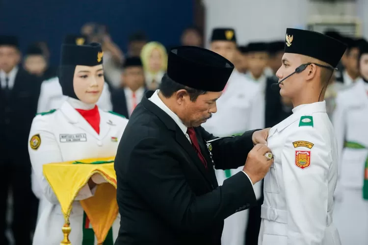 Pj Gubernur Jateng Nana Sudjana mengukuhkan Paskibraka Jateng 2024. Mereka disiapkan jadi Duta Pancasila. (Humas Jateng)
