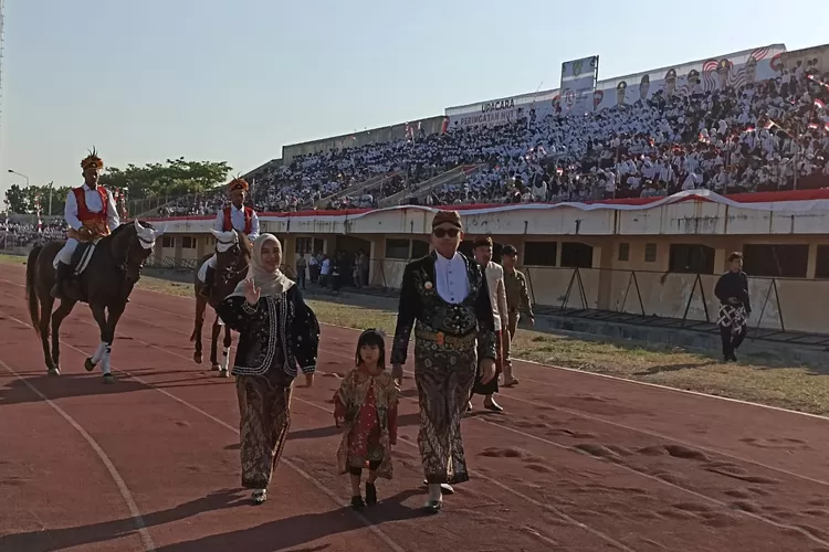 Bupati Dico bersama Wyne Chaca Frederica berjalan kaki menyapa peserta upacara HUT Kemerdekaan di Stadion Kebondalem, Sabtu 17 Agustus 2024.  (edi prayitno/kontributor Kendal)