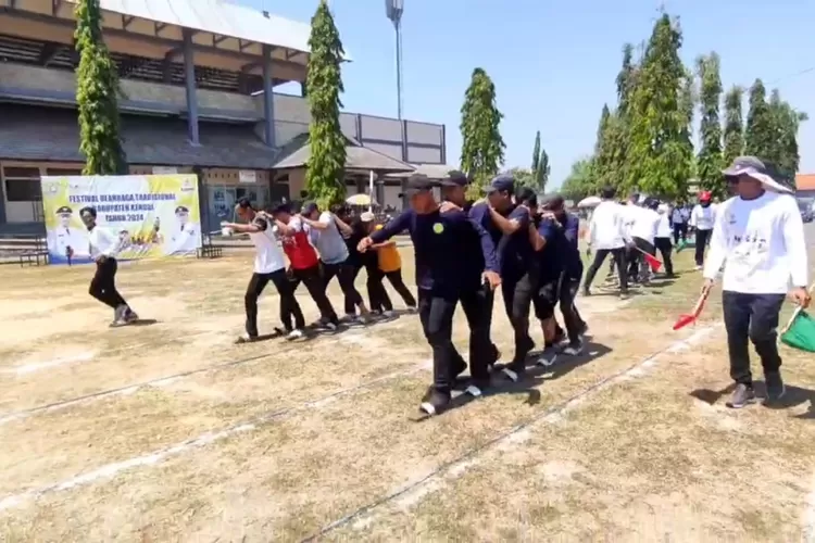 Peserta festival olahraga tradisional beradu di halaman Stadion Kebondalem dalam rangka HUT Kemerdekaan RI Sabtu 17 Agustus 2024.  (edi prayitno/kontributor kendal)