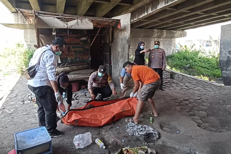 Jenasah korban dievakuasi dari bawah jembatan arteri Sumberejo Senin 19 Agustus 2024.  (edi prayitno/kontributor Kendal)