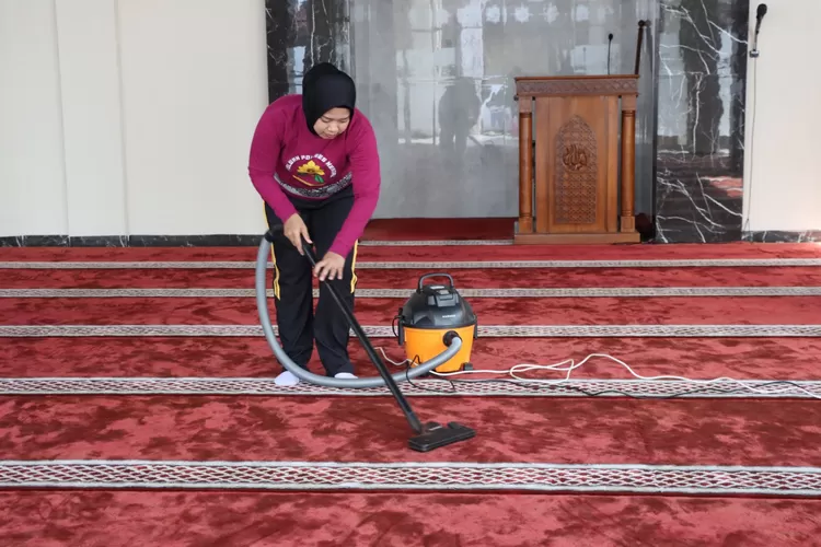 Anggota Polwan Polres Kendal membersihkan tempat ibadah dalam rangka HUT Polwan ke 76.  (edi prayitno/kontributor Kendal)