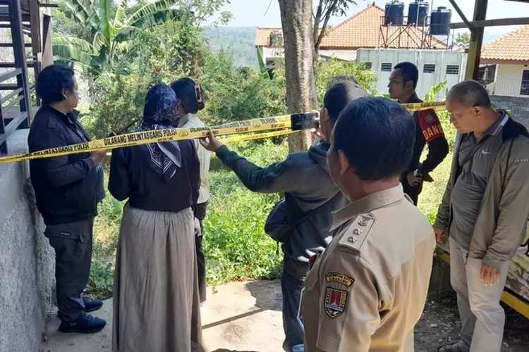 Petugas saat mengevakuasi penjaga kos yang gantung diri dekat kampus Swasta di Semarang. Korban punya kebiasaan pinjam uang dan gaji cepat habis.  (Ayosemarang.com/ Audrian Firhannusa)